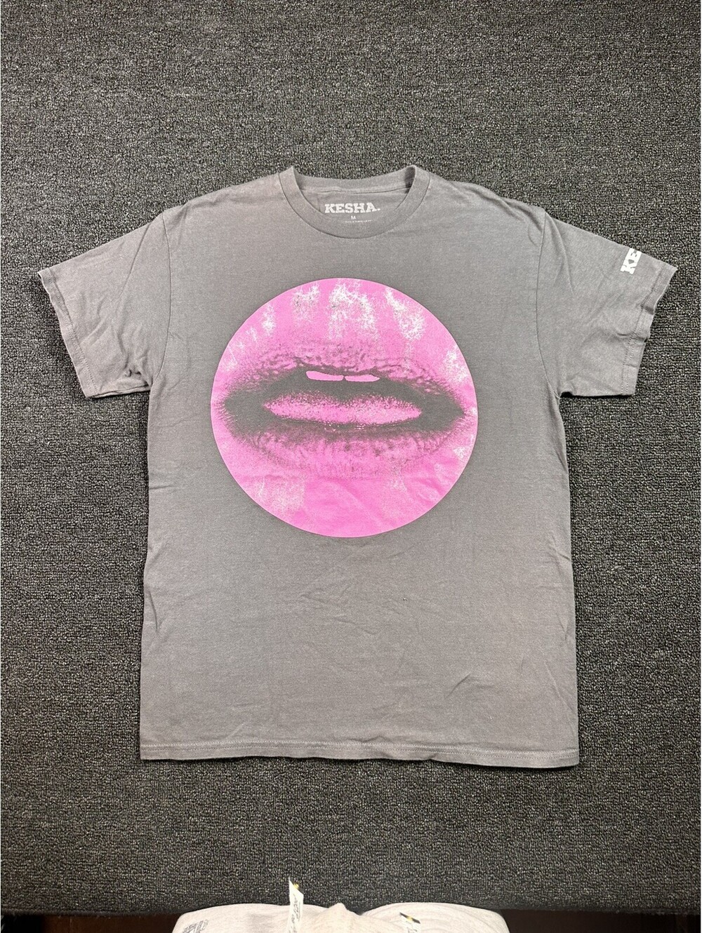 Kesha The Freedom Lips Grey T-Shirt Size M